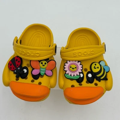 Crocs Littles Rubber Ducky Niño Pequeño Talla C2/c3 Con Dijes Jibbitz Mariposa Abeja Foto 1 de 4