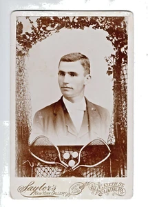 CABINET CARD – TENNIS MOTIF VIGNETTE – TENNIS RACKETS BALLS NETTING READING PA - Picture 1 of 2