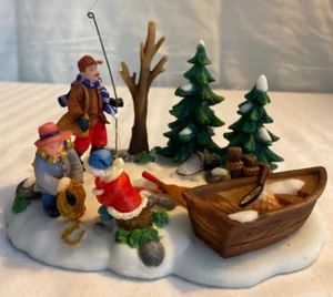 Figura de río Heartland Valley Village Deluxe PAPÁ, NIÑOS Y BARCO #9870965 - Imagen 1 de 6