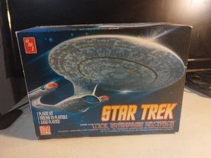 AMT Star Trek U.S.S. Enterprise NCC-1701-D Model Kit - Contenuto scatola aperta sigillato - Foto 1 di 7