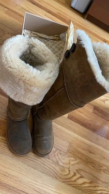 {UGG} Raro Sobre la rodilla Mujer’s Bailey Botón Bomber Castaño Botas Foto 1 de 4