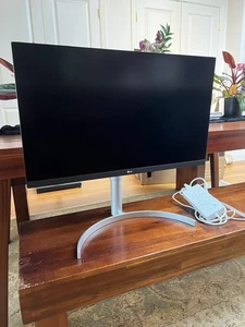 LG 27” 4K UHD UltraFine™ IPS Monitor with VESA DisplayHDR™ 400 and USB Type-C™ - Picture 1 of 1