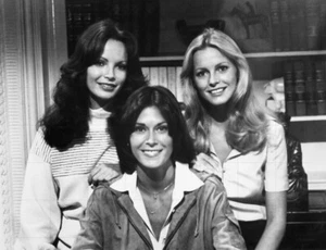 JACLYN SMITH - CHERYL LADD - CHARLIE'S ANGELS - 10" x 8" Promotional Photograph - Imagen 1 de 1