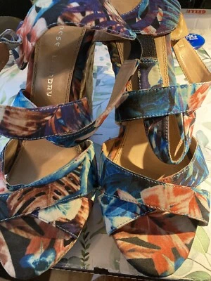 Женские босоножки Chinese Laundry с атласным цветочным принтом на платформе на танкетке размер 10 - Изображение 1 из 4