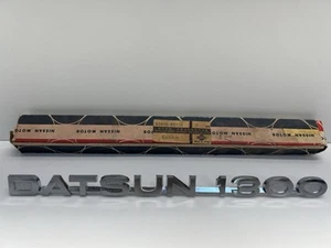 Vintage Nissan Datsun 1300 Pickup Truck Emblem Trim PN 63805-B0100 Rare NOS! - Foto 1 di 11