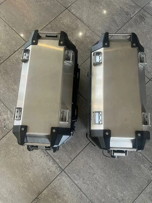 Valigie laterali 37l argento in alluminio originali Triumph Tiger 800 (A9500600) - Immagine 1 di 4