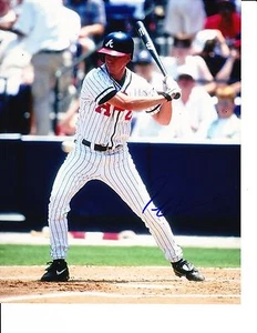 ATLANTA BRAVES TOM GLAVINE SIGNED HITTING 8X10 - Picture 1 of 1