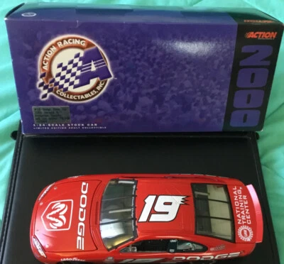 ACTION RACING #19 DODGE Show Car 2000 Intrepid R/T  - Image 1 of 4