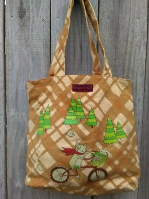 BUNGALOW 360 Bolso a Cuadros Mostaza, Perro Montar Bicicleta y Árboles Lindo Patrón Bolso de Mano Foto 1 de 4