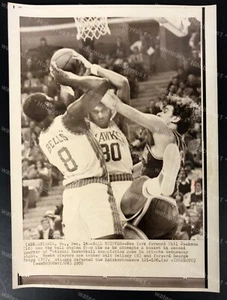 Phil Jackson Mugged by Walt Bellamy Knicks v Hawks 1972 NBA Original Pressefoto - Bild 1 von 2