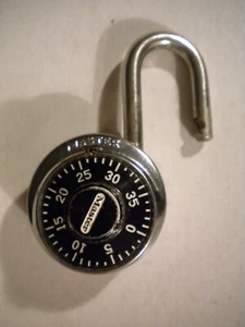 Candado Master Lock Combinación Acero Inoxidable con Cilindro Llave 3/4" x 13/16" - Imagen 1 de 3