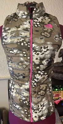 Chaleco acolchado North Face Addyson aislado camuflaje XS con rosa intenso Foto 1 de 4