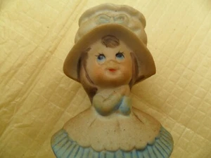 Keramikfigur Niedliche Puppe mit ausgestelltem Kleid und Motorhaube möglicher Kerzenhalter - Bild 1 von 7