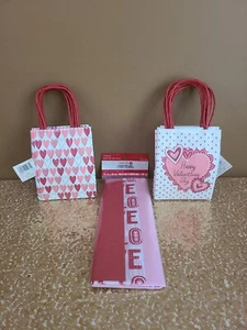 NEW - Valentines Day Gift Bags and Tissue Paper - Picture 1 of 2