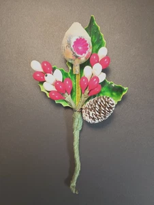 Ramillete vintage de cono de pino con bayas de acebo adorno de vidrio de sangría Boutonniere - Imagen 1 de 4