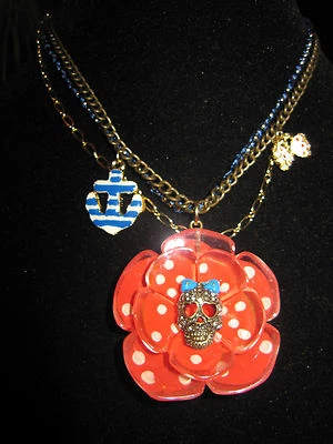 COLLAR BETSEY JOHNSON CLUB NÁUTICO ESPECTADOR FLOR ROJA CON CALAVERA Foto 1 de 2