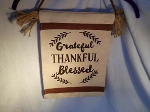 Marca Dan Dee: Decorazione da parete in tessuto tela di tela, che legge "Grateful Thankful Blessed" - Foto 1 di 12