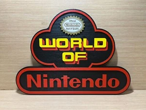 GRANDI DIMENSIONI - poster logo World of Nintendo su display parete in legno, nuvola,... - Foto 1 di 11