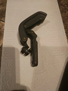 Mazda 2000 2200 2600 1985-1998 cuarto trasero cierre ventana pestillo gris - Imagen 1 de 3