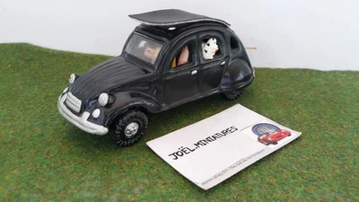 CITROËN 2CV de couleur noir en résine avec personnages et chien à l'intérieur - Photo 1/4