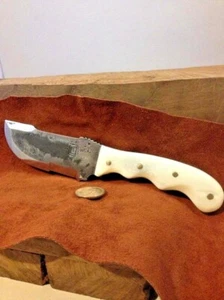 Cuchillo forjado a mano Bushcraft para exteriores con empuñadura para el pulgar, hecho a pedido - Imagen 1 de 5