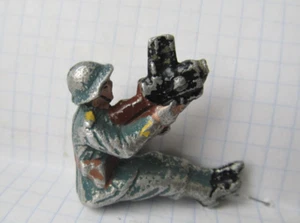 Soldado de juguete coleccionable vintage hecho de aluminio alemán con una cámara de cine (299 - Imagen 1 de 5