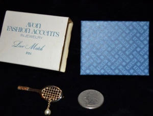 Joyería Avon 1970 PIN DE PARTIDO DE AMOR TENIS ORO IMITACIÓN PERLA NUEVO EN CAJA VINTAGE - Imagen 1 de 2