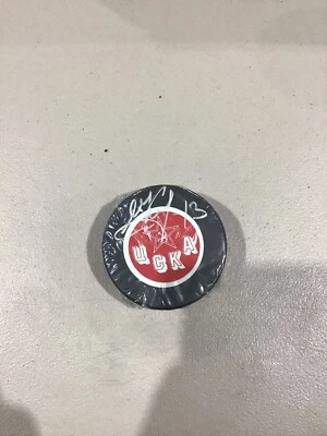 Disco de hockey con logotipo de UCKA firmado por Slava Kozlov Foto 1 de 3