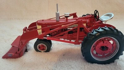 FARMALL 350 WITH 33 LOADER, 2006 WORLD PORK EXPO, SPEC CAST, CLASSIC SERIES - Image 1 of 4