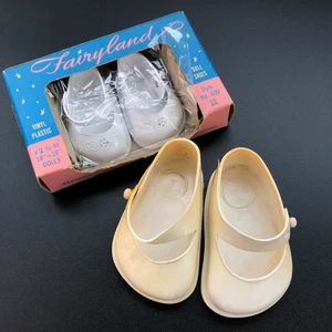 2 pares de zapatos de vinilo vintage para muñeca Fairyland nuevos en caja uno se adapta a 18" a 19" - Imagen 1 de 8