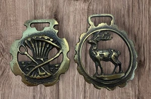 2 MEDAGLIONE BRIGLIA SELLA MEDAGLIONE IMBRACATURA CAVALLO OTTONE MASSICCIO VINTAGE ESPOSITORE - Foto 1 di 3