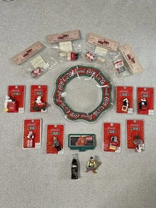 Mini Coca-Cola Árbol de Navidad Adornos Y Corona Plato con Volantes Años 90-2000 - Imagen 1 de 9