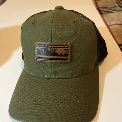 Sombrero ajustado de malla de camionero con parche de montaña George American de colección Foto 1 de 4