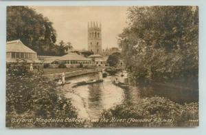 POSTCARD Oxford, Magdalen College From The River Cherwell 1922 - Picture 1 of 2