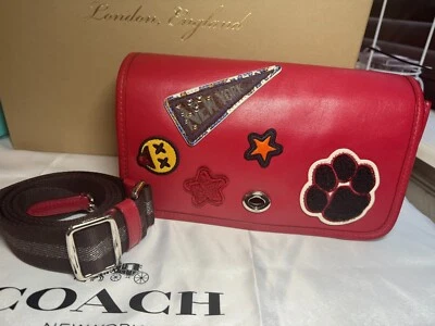 BOLSO COACH PENNY/BOLSO BANDOLERA CUERO ROJO PARCHES UNIVERSITARIOS DE NY USADO EN EXCELENTE ESTADO Foto 1 de 4