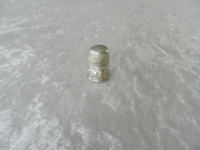 Ancien dé à coudre en argent massif et or / vermeil à décor d'une frise floral - Photo 1/4