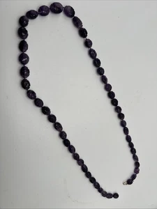 VINTAGE HANDGESCHNITZTE LILA AMETHYST PERLENKETTE 25" - reparaturbedürftig - Bild 1 von 7