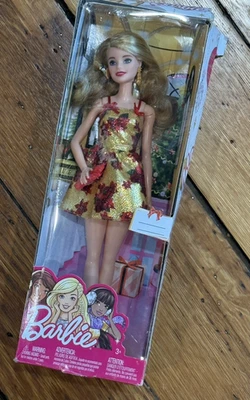 Barbie Muñeca de Moda - Vestido de Pascua Rojo y Dorado de Vacaciones Foto 1 de 4
