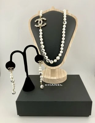 Conjunto de colar e brincos de pérolas Chanel com strass CC e esmalte preto CH113 - Imagem 1 de 4
