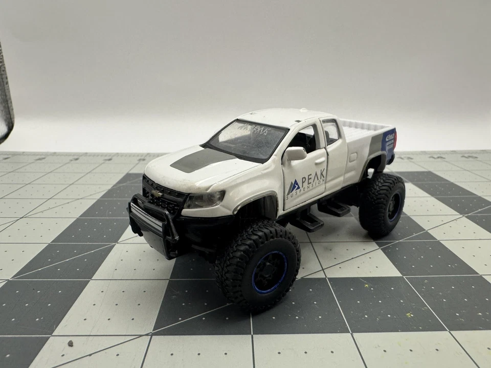 Maisto 2017 Chevrolet Colodado ZR2 Pickup Truck, White "PEAK Suspension" - 1/48 - Image 1 of 4