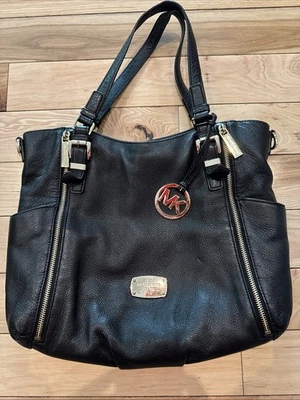 Bolso de cuero negro Michael Kors - herrajes dorados, bolsillos con cremallera, correas para el hombro Foto 1 de 4