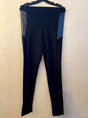 Leggings pretas da marca Victoria Secret rosa com detalhes em couro sintético tamanho M  - Imagem 1 de 4