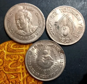 India 1990 & 1991 1 Rupee 3 Coins Tourism Year, Rajiv Gandhi & 15 Years Of ICDS - Picture 1 of 2