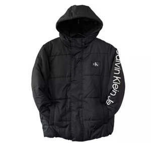 Chaqueta acolchada con capucha negra Calvin Klein Jeans para niños CKFHM17F - NUEVA CON ETIQUETA - Imagen 1 de 4