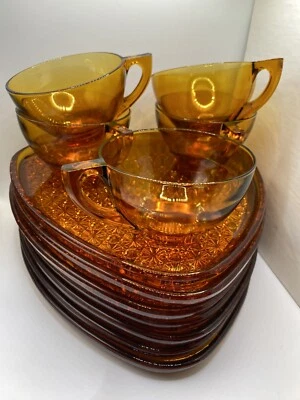 Juego de bocadillos con patrón de botones y margaritas ámbar (5) MCM plato y taza triángulo geométrico Foto 1 de 4