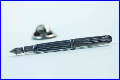 Broche de pin prata em forma de caneta-tinteiro Pelikan 400 feito na década de 1980 - Imagem 1 de 4