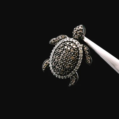 Cadena y colgante de tortuga de oro blanco de 14 quilates - diamantes de 1/2 cttw - 2,95 g (1,90 DWT) Foto 1 de 4