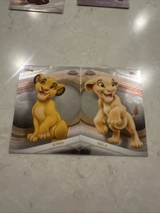 2025 Topps Disney Chrome König der Löwen Simba + Nala - Bild 1 von 2