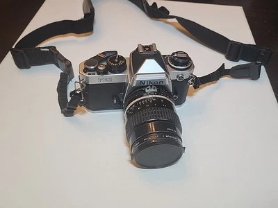 Cámara Nikon FE2 35 mm con lente Nikon Micro Nikkor 55 mm 1:2,8 Foto 1 de 4