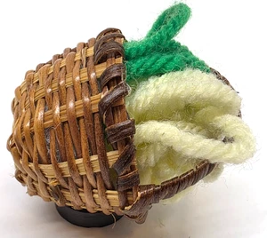 Hilo magnético vintage en cesta de mimbre detallada miniatura 2" - Imagen 1 de 9